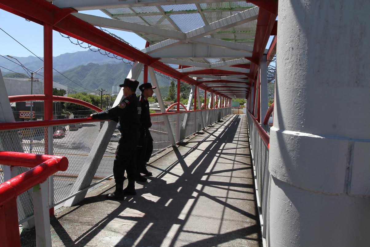 Elementos de Fuerza Civil custodian el puente ubicado sobre la avenida Eugenio Garza Sada, a la altura de la calle Pirineos.