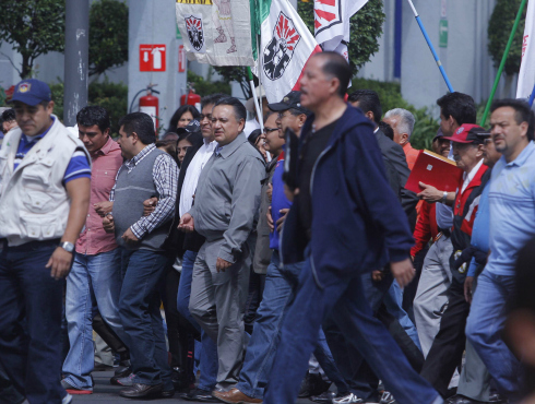 Integrantes del Sindicato Mexicano de Electricistas marcharon por calles aledañas a la Secretaría de Gobernación, antes de que esa dependencia recibie