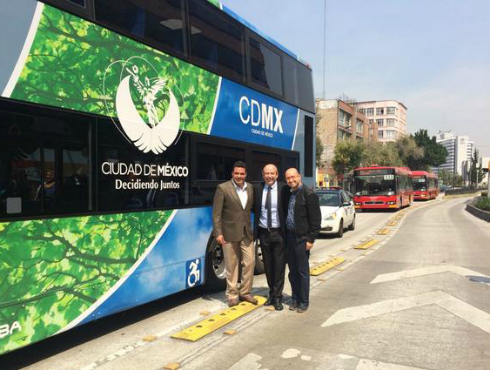 El alcalde de La Paz, Bolivia, Luis Revilla, y el director general del Metrobús, Guillermo Calderón, recorrieron instalaciones de este sistema de tran
