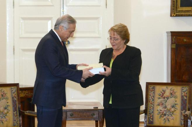 El canciller chileno, Heraldo Muñoz (i), con la presidenta Michelle Bachelet(d), en un acto oficial en Santiago de Chile