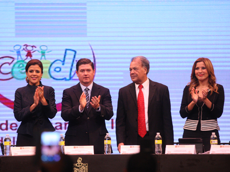 Estuvieron presentes el gobernador Rodrigo Medina de la Cruz y su esposa Gretta Salinas, el senador Alberto Anaya y la alcaldesa Margarita Arellanes. 