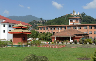 Un hospital del ejército nepalés, donde algunos senderistas rescatados en el Himalaya están siendo tratados en Katmandú, capital del Nepal