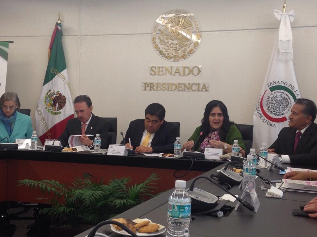 La firma del acuerdo en el Senado.