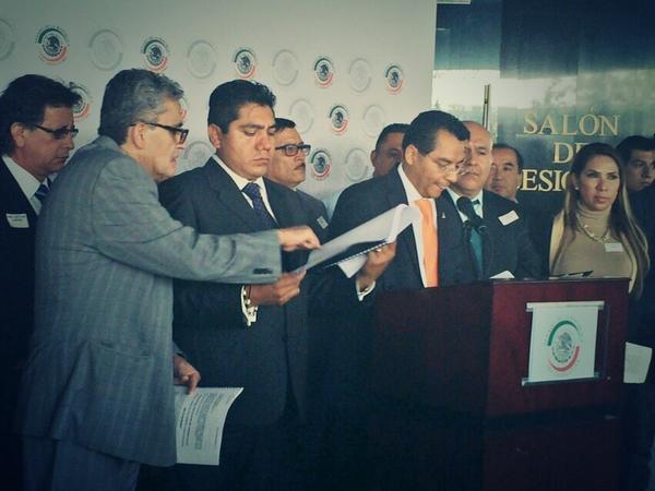 Organizaciones sociales y empresariales entregaron miles de firmas en demanda de justicia en Guerrero.