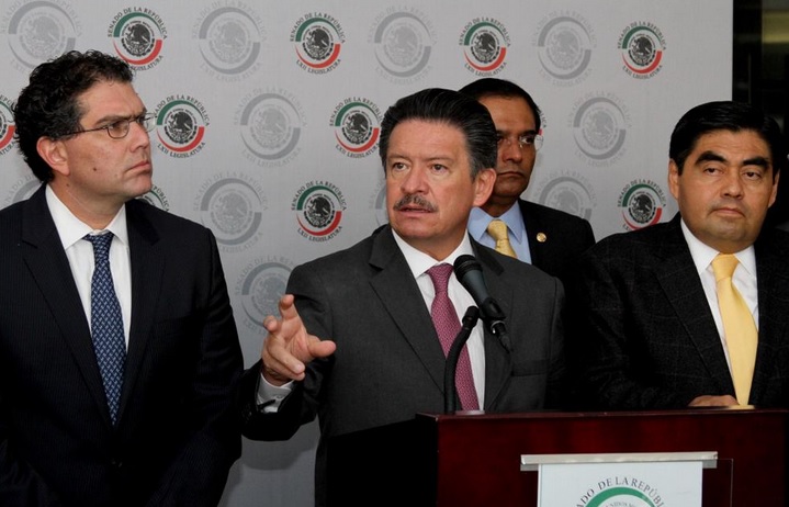 El presidente nacional del PRD, Carlos Navarrete, en conferencia de prensa en el Senado.