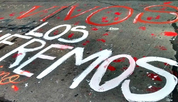 Los rostros de los 43 normalistas desparecidos estaban en todos lados. "Los queremos vivos", gritaban los manifestantes.