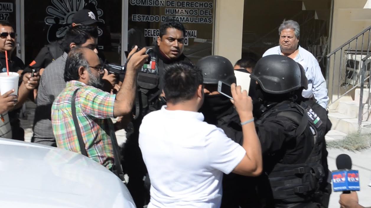 Cesar Niño Villareal se retiró del lugar con el rostro tapado y se negó a dar alguna declaración sobre su presencia en esta dependencia.