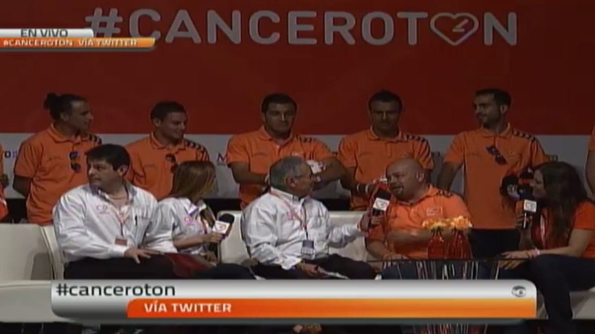 Equpio de basquetbol de Correcaminos UAT dona playeras y balones autografiados