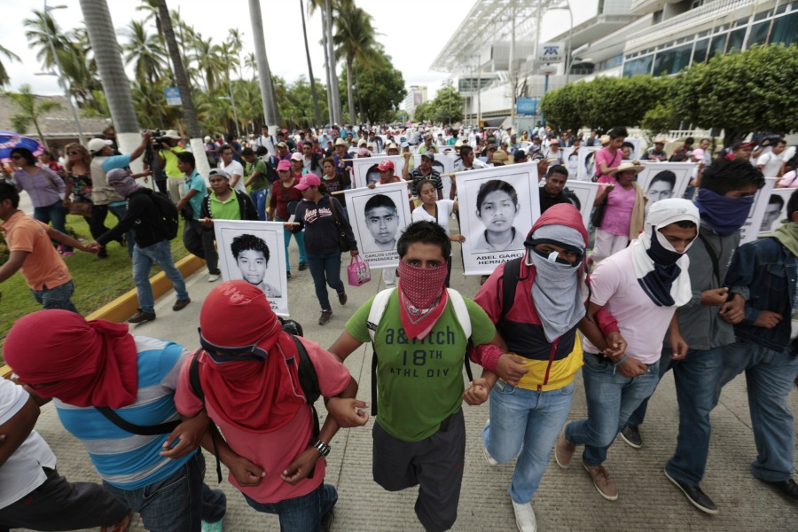 Al frente de la marcha iban estudiantes de la Normal de Ayotzinapa y padres de los normalistas desaparecidos.