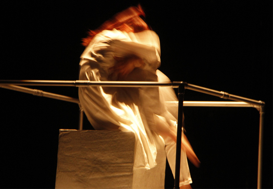 Se trata de un grupo de danza japonés que se mezcla con un grupo de artistas y tecnólogos. 