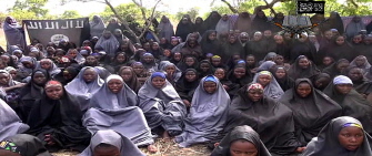 En esta imagen de un video facilitado por Boko Haram, se ve a las adolescentes secuestradas vestidas con el traje islámico 