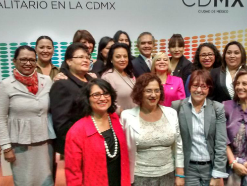 El jefe de Gobierno del Distrito Federal, entre mujeres que trabajan en su administración, jefas delegacionales y diputadas, en el aniversario del vot