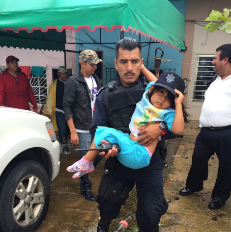 La policía está apoyando a la población afectada. 