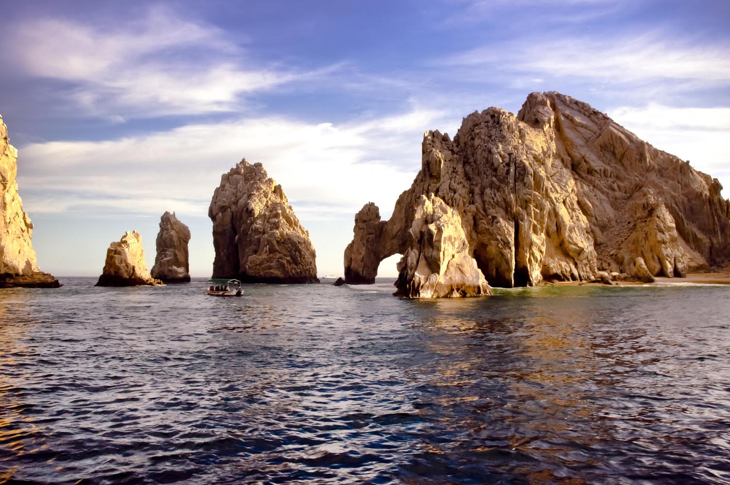 Los Cabos es un lugar ideal para disfrutar del oleaje 