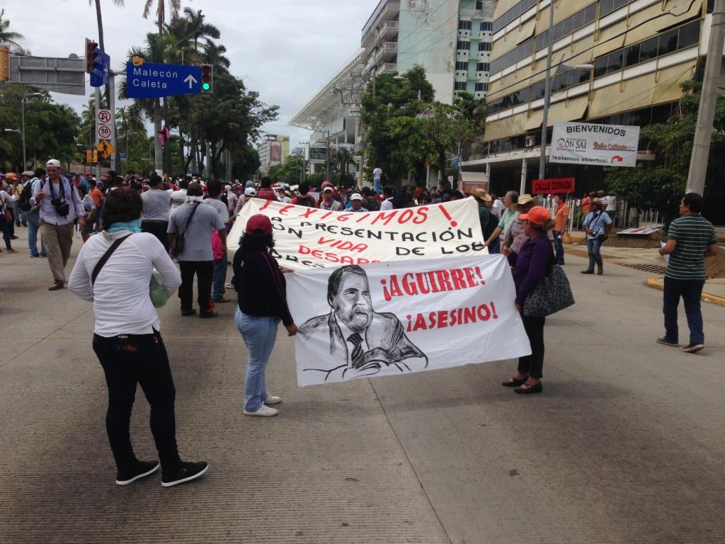 Los manifestantes portaron mantas.