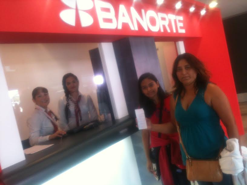 Ninfa Álvarez fue la primer persona que donó a la causa acompañada por su hija