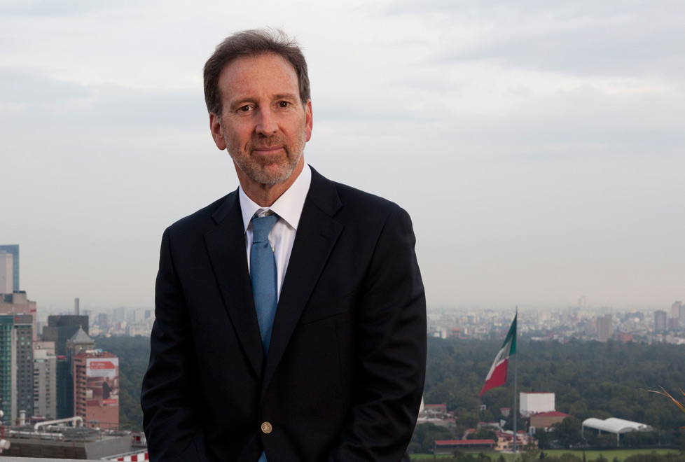 tony garza. Consultor en la oficina de la Ciudad de México de White & Case LLP, uno de los principales despachos de abogados del mundo con 39 oficinas