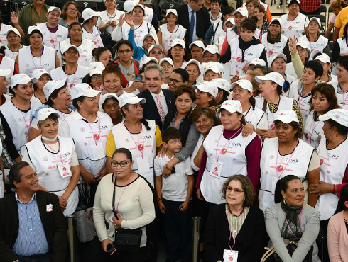 Trabajadoras de los comedores comunitarios del Distrito Federal celebran con el jefe de Gobierno, Miguel Ángel Mancera, los cinco años en funcionamien