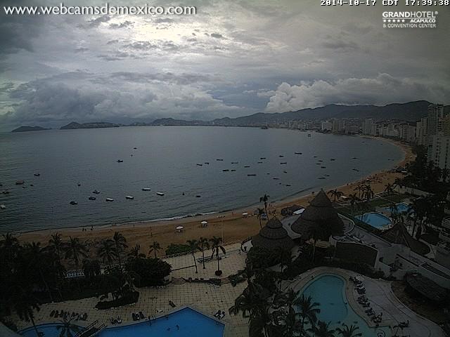 Vista de Acapulco, a unas horas de que impacte el ciclón tropical.