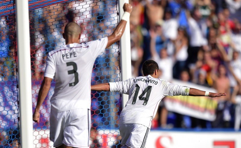 'Chicharito' celebra su gol ante el Levante