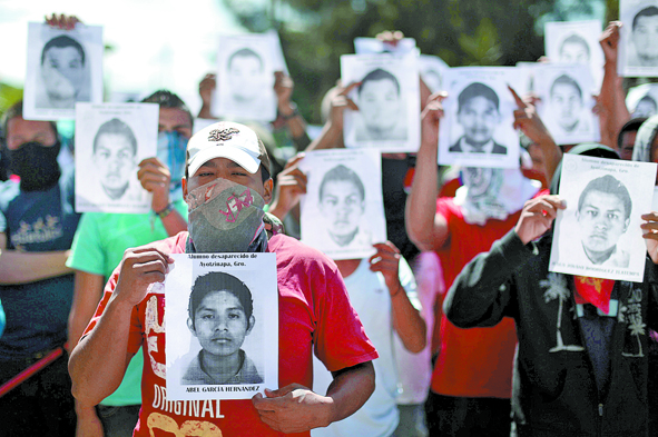 Imágenes de los desaparecidos en Ayotzinapa.