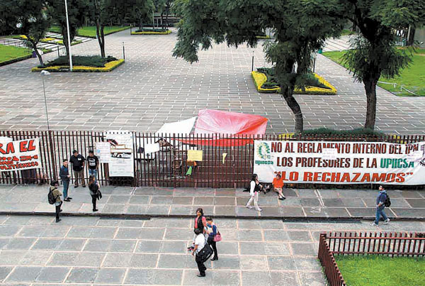 Las discusiones siguen en las instalaciones de la Upiicsa-Iztacalco. 