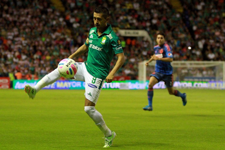León jugando contra Chivas en la Jornada 13
