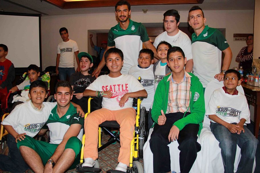 Oswaldo Alanís, Juan Pablo Rodríguez y Julio González convivieron con los niños del Centro de Rehabilitación Infantil Teletón Tuxtla Gutiérrez.