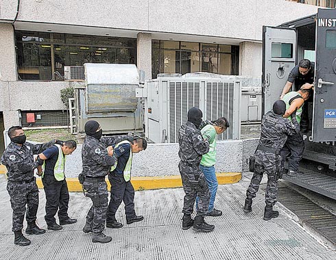 Policías de Iguala y Cocula fueron trasladados de la Ciudad de México al penal de Tepic, Nayarit. 