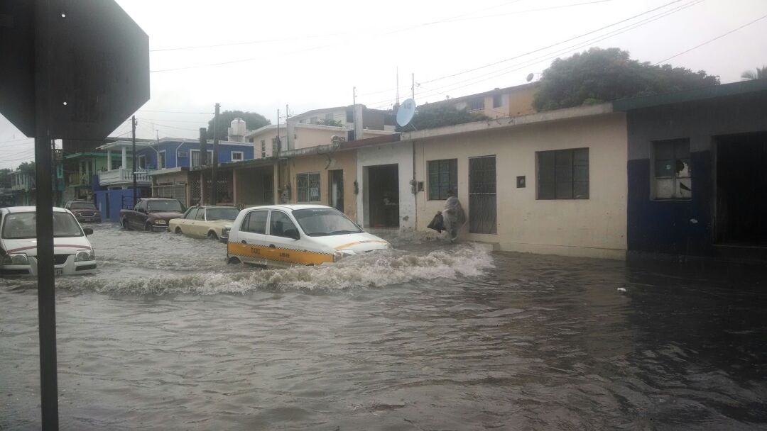 En las calles colindantes a la Obra del Hidrotúnel en la colonia Lauro Aguirre, se formó un río.