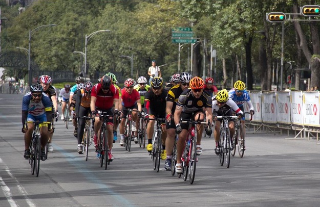 La carrera ciclista Oficce Max se realizó en el paseo de la Reforma 