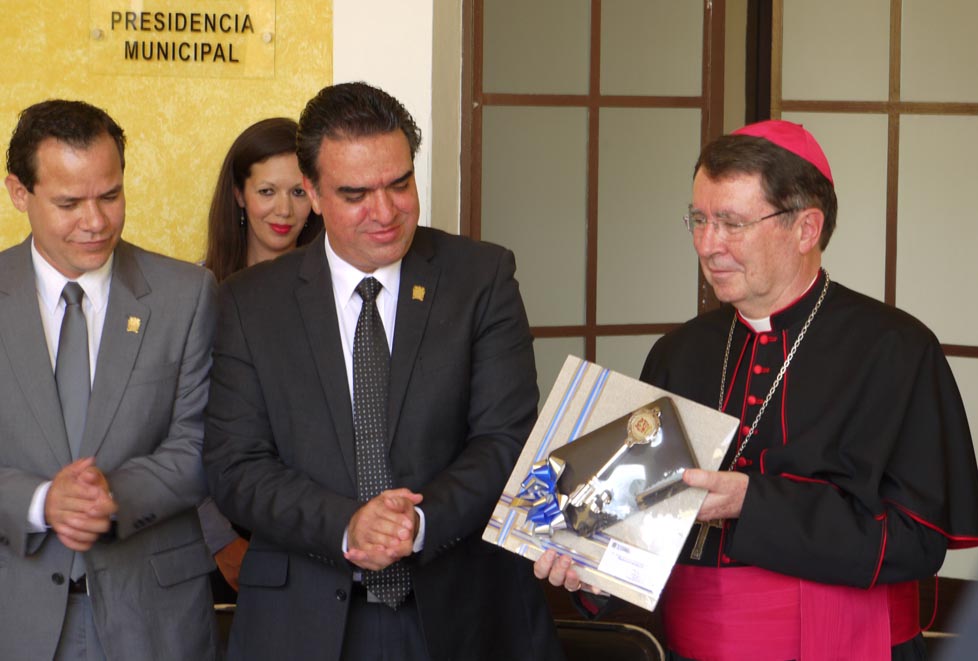 Christophe Pierre recibió las llaves de la ciudad por parte de las autoridades.