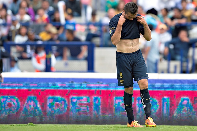 Dante López se lamenta en la cancha de Ciudad Universitaria