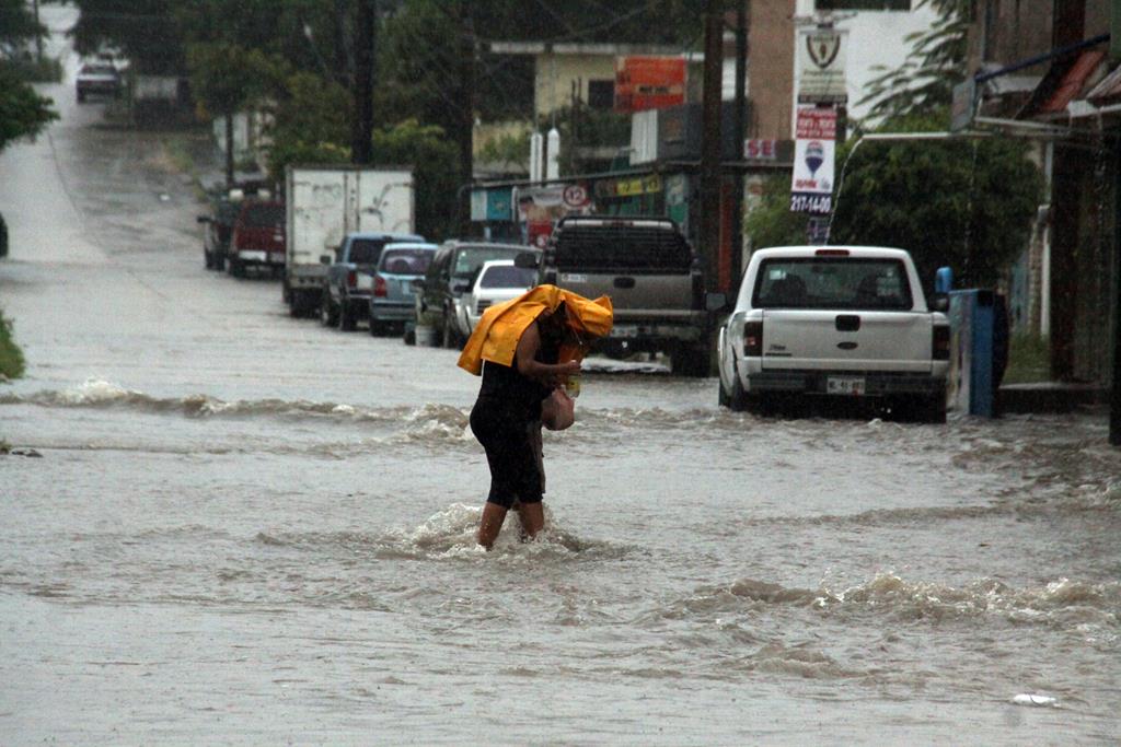 El cruzar una calle era casi imposible por la corriente