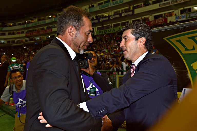Gustavo Matosas saluda a 'Chepo' de la Torre previo al juego de León ante Chivas