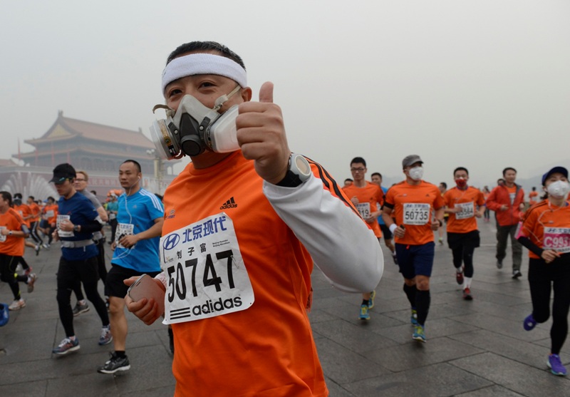 Máscaras contra la polución en maratón de Beijing 