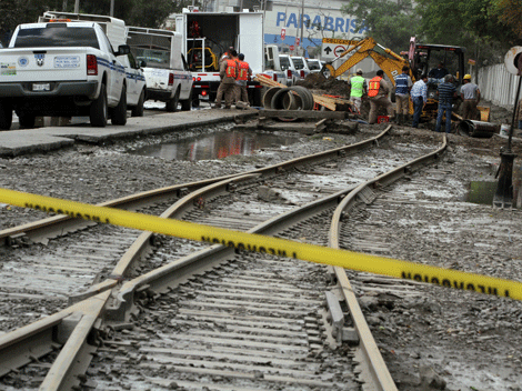 Fue necesario mover unas vías del tren para la reparación de la tubería.