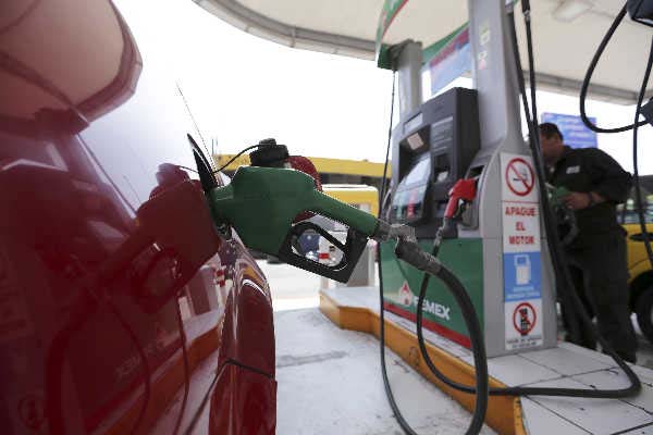 Pemex realizó recorrido para surtir a gasolineras con desabasto.