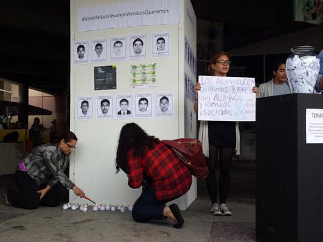 Los alumnos exigieron al gobierno el regreso con vida los 43 normalistas desaparecidos en Ayotzinapa.