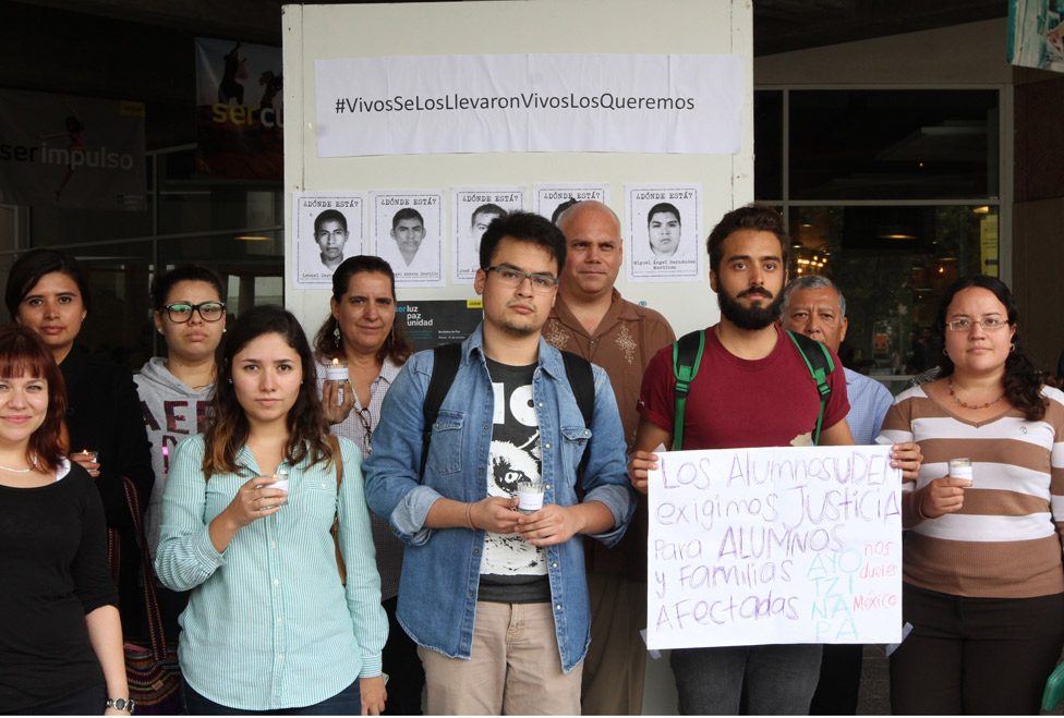 Alumnos de la UDEM exigen al gobierno el regreso con vida de los normalistas desaparecidos. 
