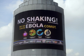 Un anuncio de advertencias contra el ébola, en el parque Oshodi Heritage, en Lagos, Nigeria