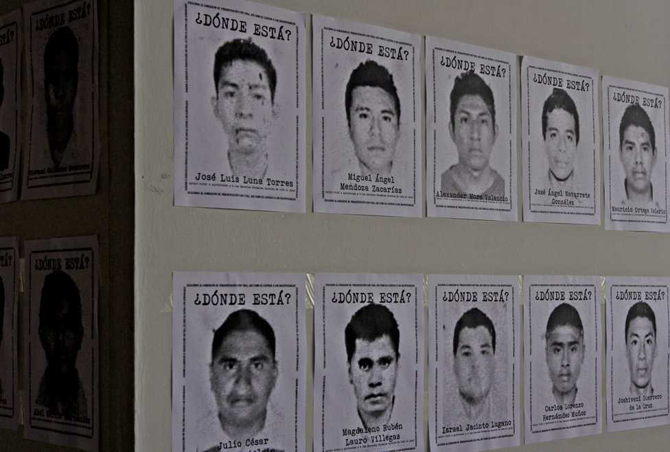 Las fotos de los 43 normalistas fueron colocadas en unas mamparas instaladas en la explanada de la plaza cívica.