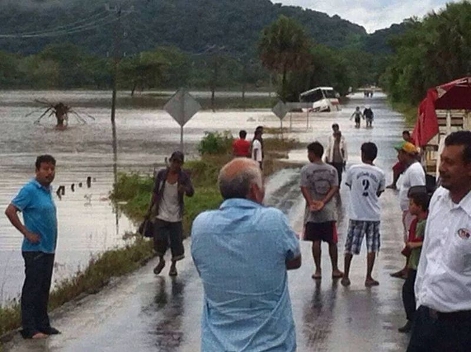 Fuertes lluvias ocasionaron inundaciones en carretras, por lo cual transportes no pueden continuar su camino y las personas tienen que permanecer en e