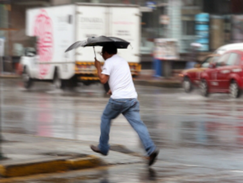 Lluvia generalizada en el Distrito Federal ha provocado lentitud en el tránsito vehicular.