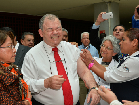 El magistrado presidente del Tribunal Superior de Justicia del Distrito Federal, Édgar Elías Azar, atiende la campaña de vacunación contra la influenz