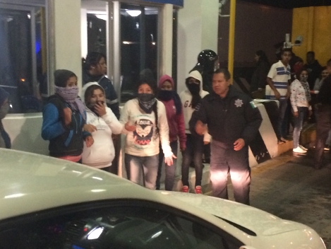 La policái Federal y la Policía de Tlaxcala resguardaron la Autopista San Martín Texmelucan-Tlaxcala para que estudaintes no dieran paso libre a los v