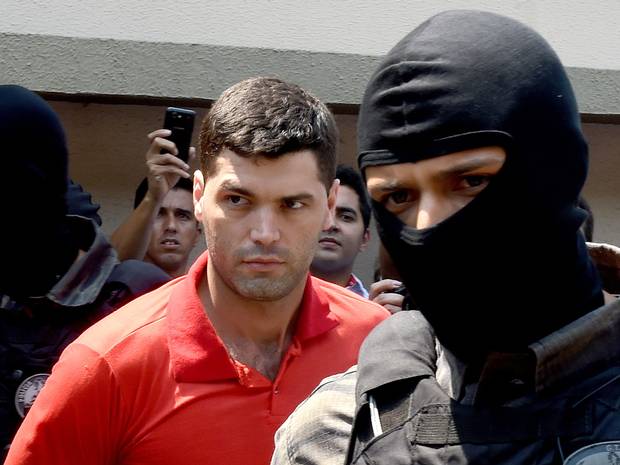 El asesino serial, Thiago Henrique Gomes da Rocha, escoltado por la policía brasileña