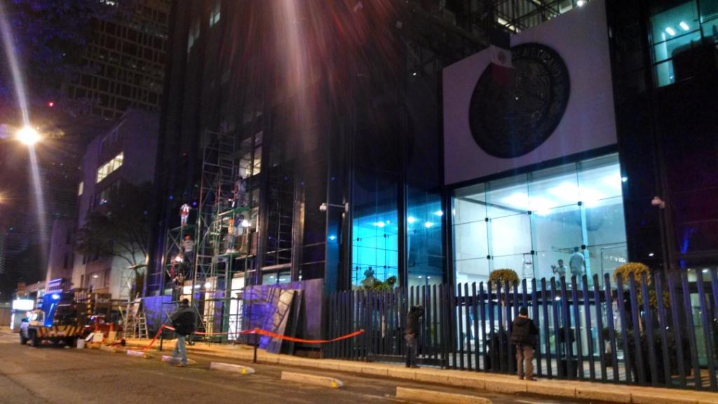 Cambian vidrios de la fachada que fue vandalizada.