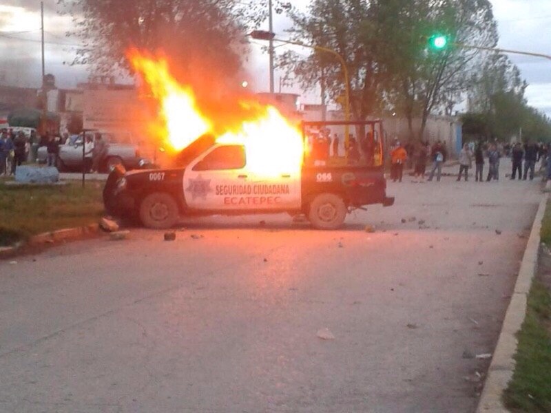 Camioneta de la policía municipal de Ecatepec quemada por vecinos 