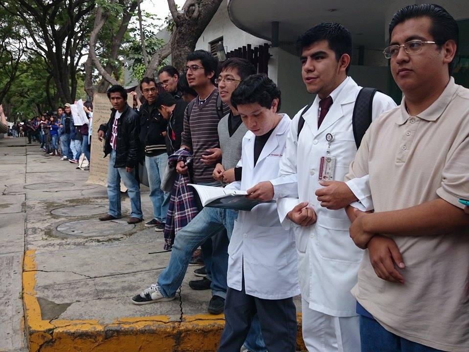 Un centenar de jóvenes realizan un bloqueo pacífico a las instalaciones de Canal Once.